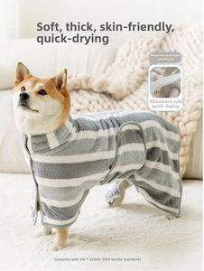 Detalle del albornoz para mascotas de forro polar coral a rayas con textura suave