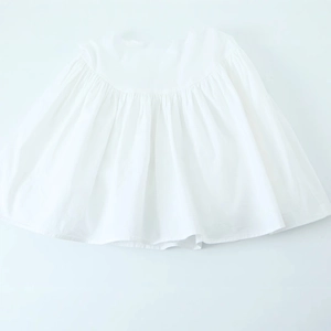Abito minimalista in popeline bianco con colletto a revers e gonna a pieghe
