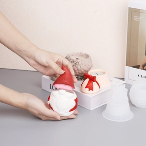 Gros plan du moule en silicone et figurine de gnome de Noël finie pour bricolage DIY