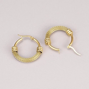 Boucles d'oreilles créoles en acier plaqué or 18K avec texture tressée et anneaux superposés