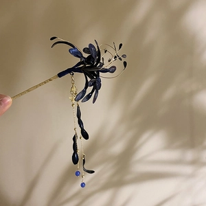 Detail of blue flower hairpin with long tassels and gold metal wire for Hanfu outfits