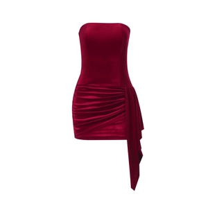 Dettaglio dell'abito mini in velluto bordeaux con arricciature e drappeggio laterale
