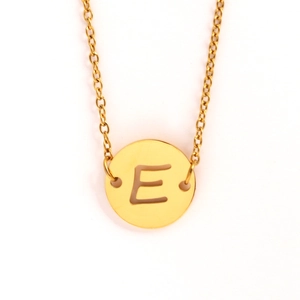 Collier minimaliste en acier inoxydable doré avec pendentif rond évidé et lettre E
