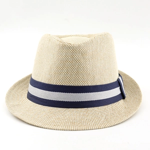 Detalle del sombrero de paja beige con banda de rayas azules y blancas para hombre