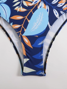 Vue rapprochée de la couture plate sur le maillot de bain racing à imprimé tropical