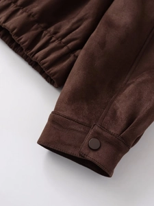Detailansicht der Manschetten mit Knöpfen und Gummizug am braunen Wildleder-Blouson