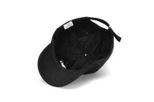 Détails de la structure intérieure d'une casquette en coton noir avec étiquette d'entretien