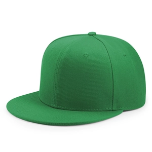 Vista frontale del cappellino snapback in cotone verde tinta unita con visiera piatta