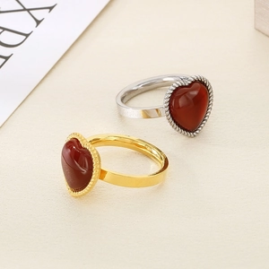 Anello a cuore minimalista con gemma rosso scuro in finiture acciaio inox oro e argento