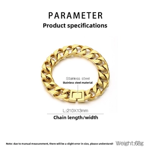 Détail d'un bracelet cubain doré de 13 mm montrant les dimensions et le matériau en acier inox