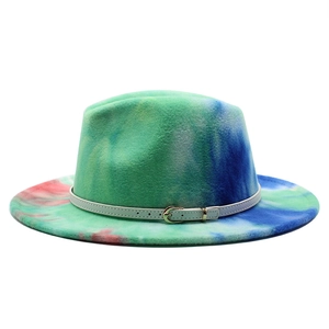 Détail du chapeau en laine tie-dye arc-en-ciel avec bande en cuir blanc et boucle