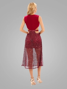 Détail du dos montrant la taille ajourée et les paillettes rouges sur la robe de soirée