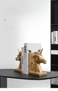 Detailaufnahme der goldenen Einhorn-Buchstütze mit feiner Harzschnitzerei-Textur
