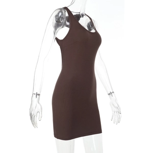 Détail du tissu en maille côtelée marron et du dos nu de cette robe moulante sexy