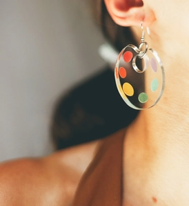 Vue détaillée de boucles d'oreilles palette en acrylique avec pois colorés