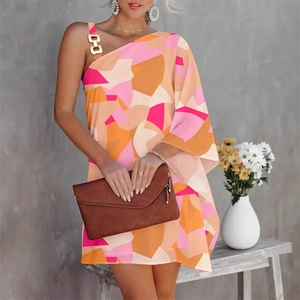 Rosa und orangefarbenes Kleid mit geometrischem Print, One-Shoulder-Schnitt und Metallkette