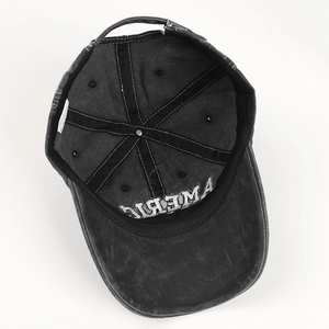 Vue détaillée de l'intérieur de la casquette avec bandeau noir et étiquette 100% coton