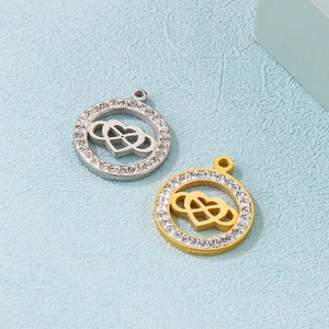 Pendentifs cœur en or et argent avec strass brillants sur fond bleu clair texturé