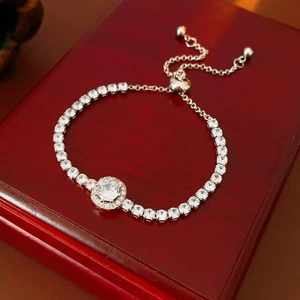 Gros plan du bracelet rivière ajustable avec fermoir coulissant sur un coffret cadeau