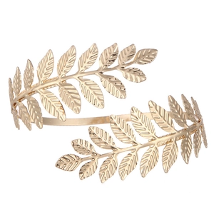 Bracelet de bras doré style feuilles de laurier avec texture détaillée et fini poli