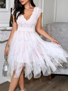 Robe courte blanche élégante en dentelle à manches courtes et jupe en tulle multicouche