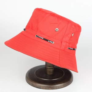 Bob unisexe rouge en nylon avec cordon de sport sur un support en bois