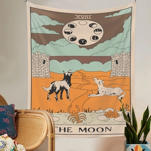 Detail eines Mond-Tarot-Wandteppichs in gemütlichem Wohnzimmer mit Pflanzen