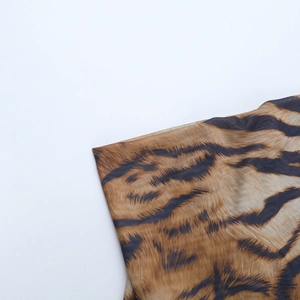 Dettaglio del tessuto a rete con stampa leopardata alla moda e texture a maglia fine