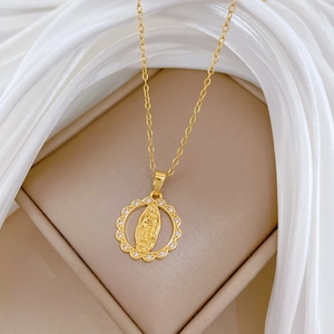 Gros plan du collier pendentif portrait doré avec cristaux de zircon sur soie blanche