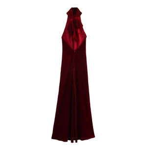 Détail de la robe licou en velours bordeaux montrant le nœud au dos et la texture drapée