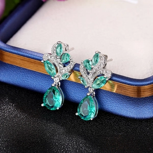 Boucles d'oreilles émeraude en forme de poire avec détails de feuilles ciselées