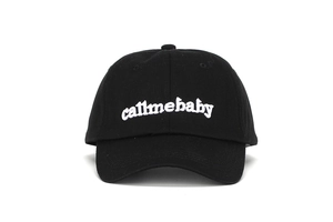 Primo piano del ricamo bianco callmebaby su un berretto da baseball in cotone nero