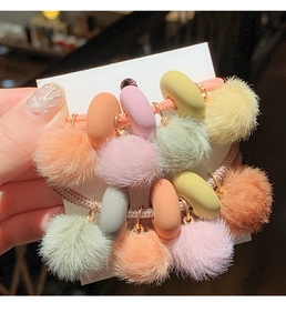 Primo piano di elastici per capelli in peluche colorati con ciondoli ovali