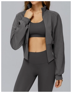 Detailansicht des dunkelgrauen Sportsets mit Stehkragenjacke und Leggings mit hoher Taille