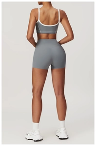 Vue arrière du soutien-gorge de sport dos nageur gris et leggings sans couture