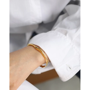 Minimalist S925 sterling silver wave bangle with irregular gold polished mirror finish