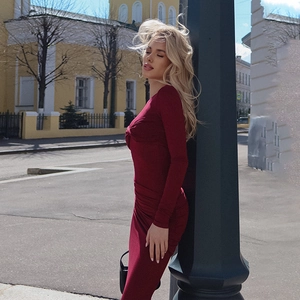 Détail d'une robe bordeaux à manches longues avec taille froncée et coupe moulante sexy