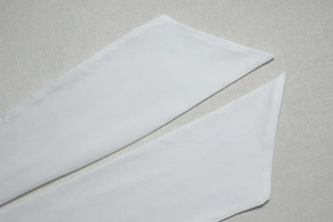 Gros plan détaillé de la ceinture en tissu blanc avec des bords coupés en diagonale
