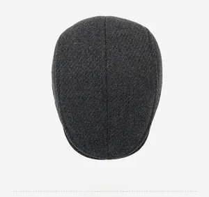 Vue de dessus d'un béret d'hiver gris foncé pour homme avec texture sergé diagonale