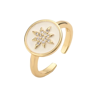 Anello regolabile placcato oro con disco in smalto bianco e dettaglio stella zircone