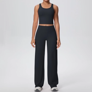Dettaglio del set fitness con pantaloni a gamba larga a vita alta e canotta sportiva