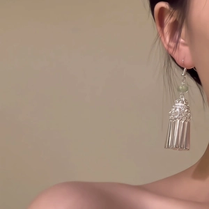 Boucles d'oreilles pendantes argentées avec perles vertes et motif ethnique ajouré