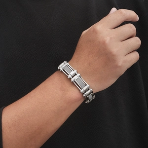 Bracelet pour homme en acier titane argenté avec maille et maillons au style industriel