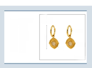 Détail d'une boucle d'oreille en acier plaqué or 18k avec opale et motif rayon de soleil