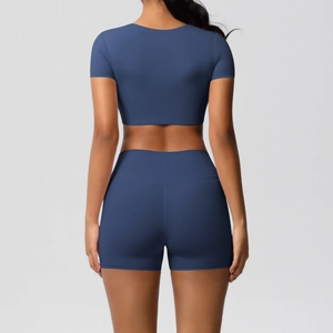 Rückansicht eines dunkelblauen Yoga-Sets mit kurzem Oberteil und High-Waist-Shorts
