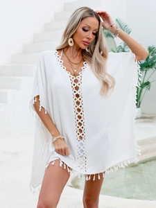 Détail de la robe de plage crochetée blanche avec broderie ajourée et franges