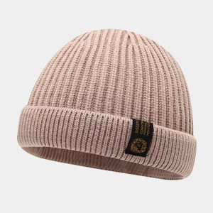 Bonnet en maille côtelée beige pour l'hiver avec écusson lion pour un style décontracté