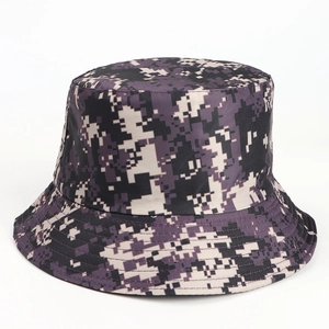 Détail d'un chapeau bob camouflage numérique violet avec coutures renforcées sur le bord