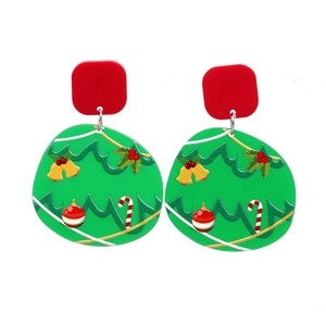 Boucles d'oreilles de Noël avec cloches de Père Noël et sucres d'orge sur fond blanc