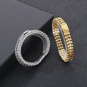 Vista dettagliata di bracciali a cuore intrecciati in oro e argento su espositore